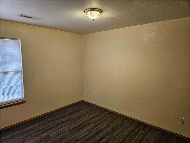 Building Photo - 616 Sadie Ln