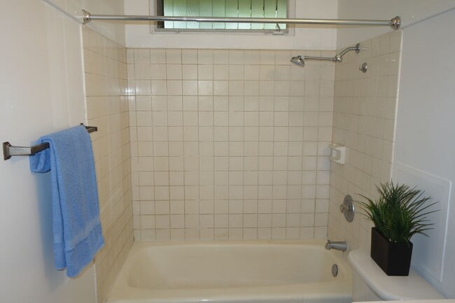 Building Photo - 2 bedroom, 1 bath, 2 parking in Waikalani Woodlands