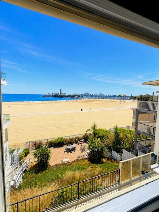 Building Photo - 1100 E Ocean Blvd