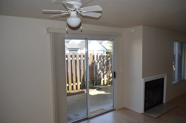 Building Photo - Stylish Modern 3 Bed, 2.5 Bath Townhouse i...