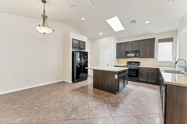 Building Photo - "Charming 3-Bed Oasis with 2 Baths in Henderson – 1716 Sq Ft of Comfort!"
