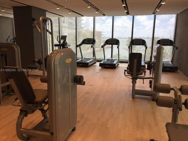 Building Photo - 460 NE 28th St