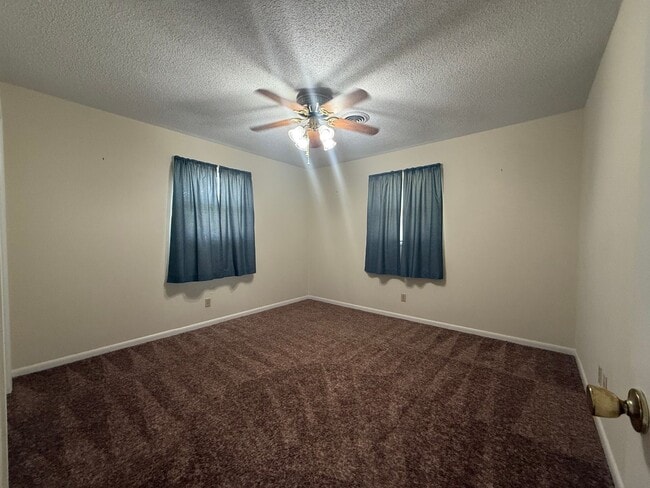 Building Photo - 1121 Woodside Dr