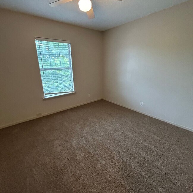 Building Photo - 7206 Creekside Dr