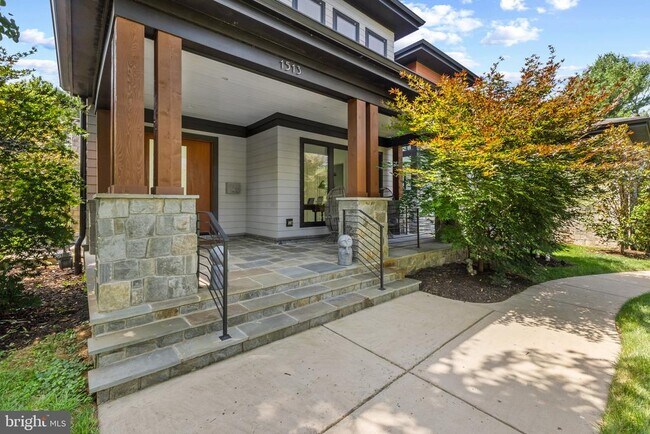 Building Photo - 1513 Oakview Dr