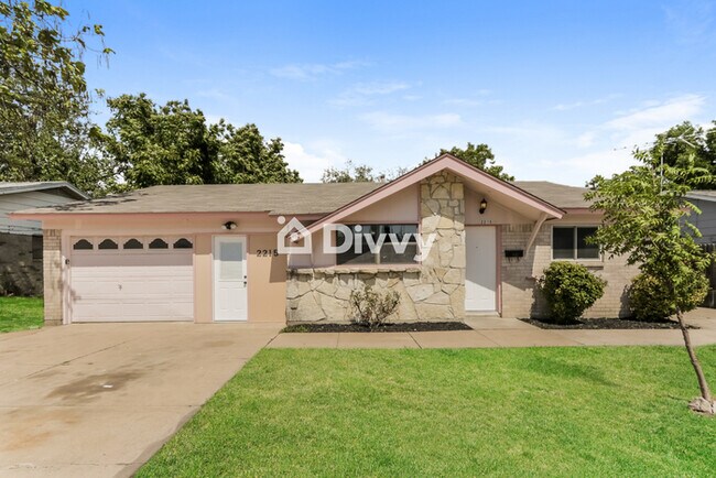 Primary Photo - 2215 E Mitchell St