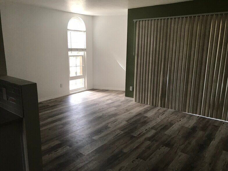 Building Photo - 5051 La Jolla Blvd