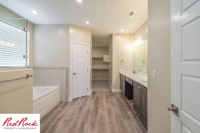 Building Photo - Stunning 4 Bedroom Home. Dog friendly!