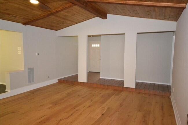 Building Photo - 402 Greenwood Dr