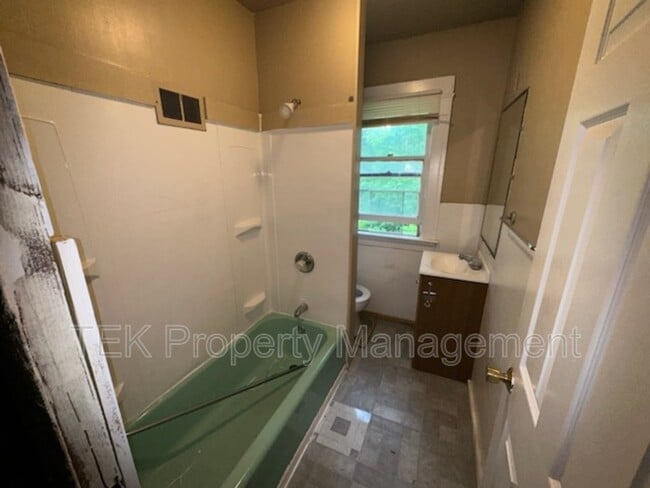 Building Photo - 444-446-446 Cottage St