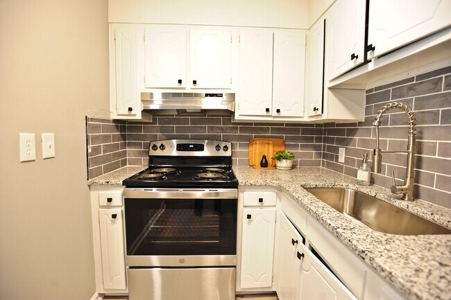 Interior Photo - 133 N Spring St