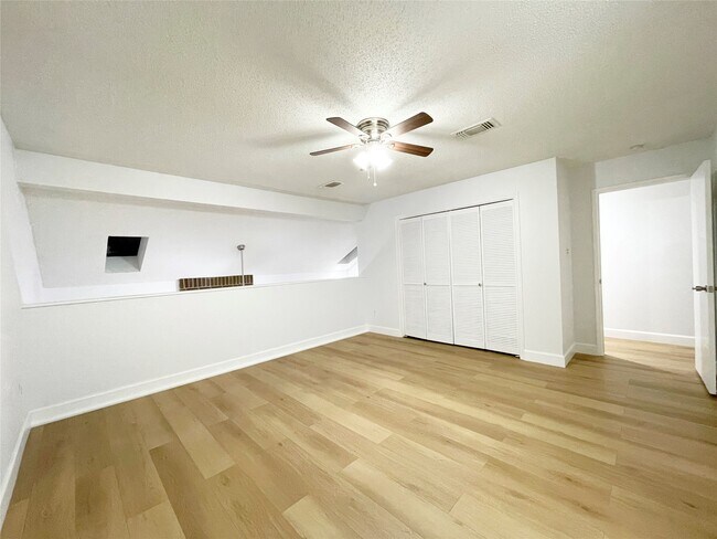 Building Photo - 13716 Hollowgreen Dr