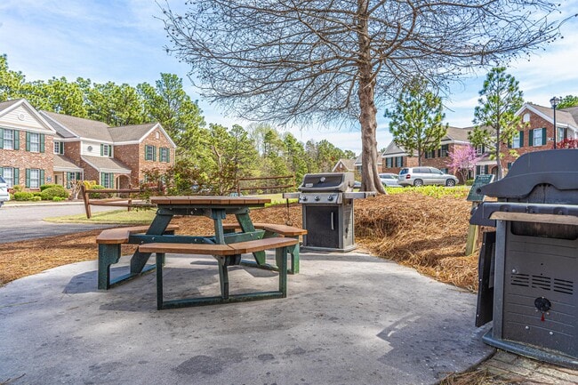 Building Photo - 1733 Woodbrooke Dr