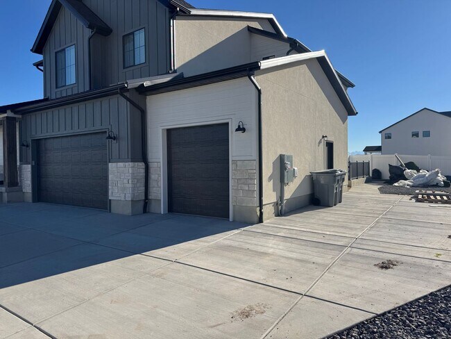 Building Photo - Recently Finished Basement! 3 bed 2 bath - in unit laundry!