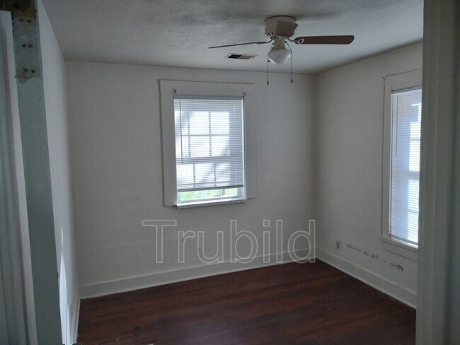 Building Photo - 2132 Captain Ave