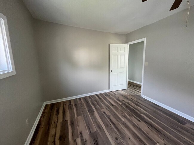 Building Photo - Quaint 2 Bedroom in Shelbyville!