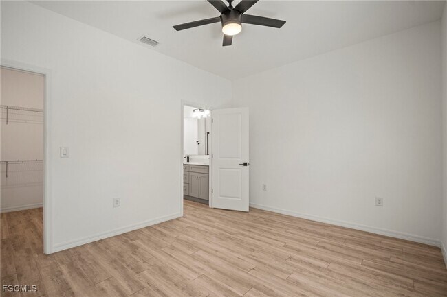 Building Photo - 627 SE 13th Pl