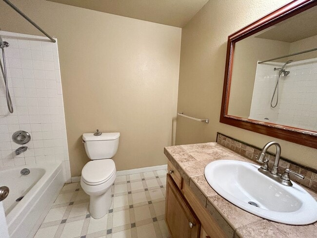 Building Photo - Kirkland Home