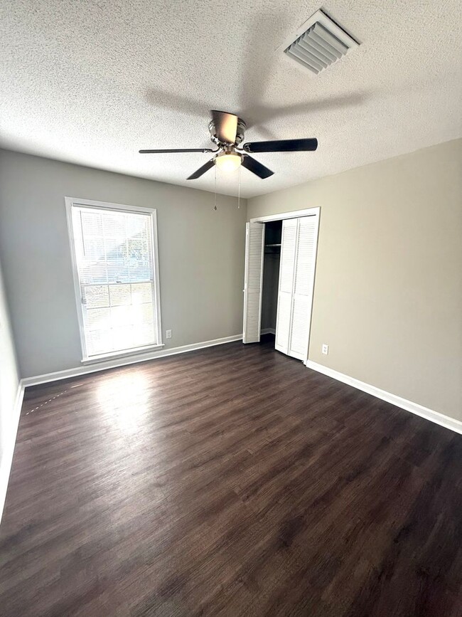 Building Photo - ** 4 bed 2 bath located in Woodmere Park ** Call 334-366-9198 to schedule a self showing