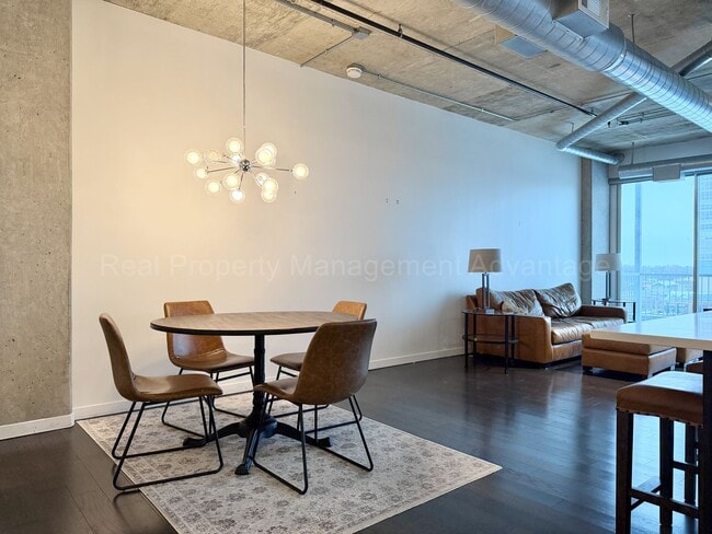 Building Photo - 2BR/2BA Skylofts Condo with Balcony & Garage Parking