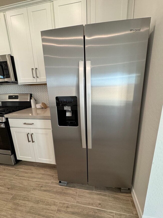 Building Photo - 3 bed 2.5 bath brand new home