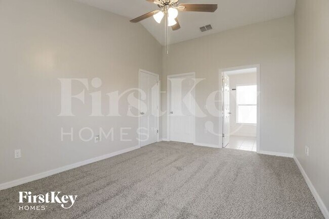 Building Photo - 2800 Fifer Dr