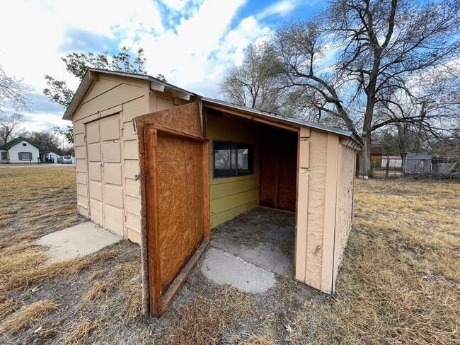 Building Photo - Two Bedroom Home with Detached Garage