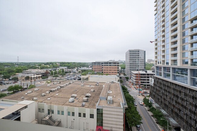 Building Photo - Luxurious 2 Bedroom, 2 Bath High Rise in Downtown Austin