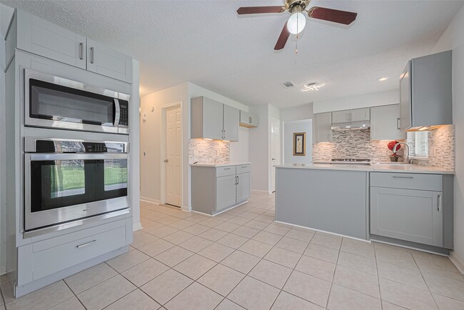 Building Photo - 3131 Double Lake Dr