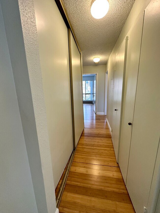 Building Photo - Spacious 2 Bed 2 Bathroom!!