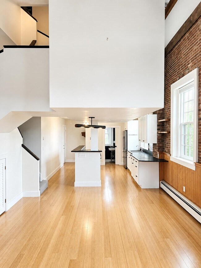 Building Photo - 348 Maplewood Ave