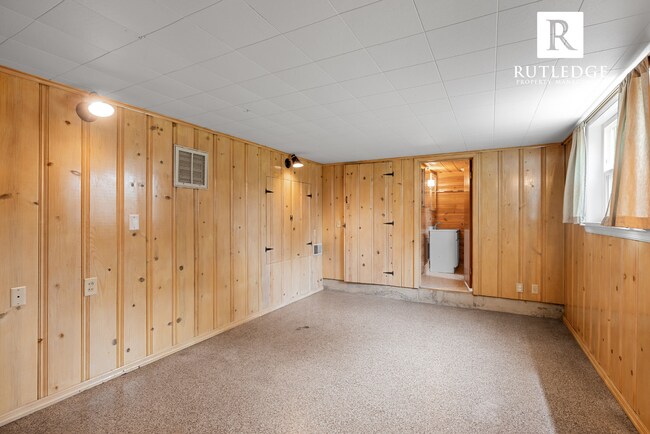 Building Photo - East Medford Charm
