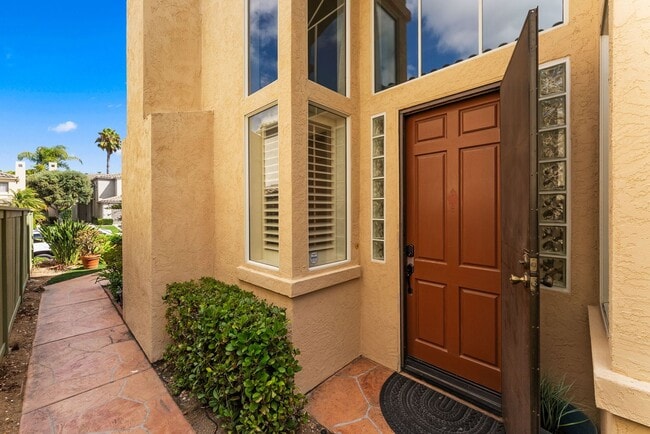 Building Photo - 4 Bed/2.5 Bath Vista Residence Beautifully Upgraded and Ready for Move In!