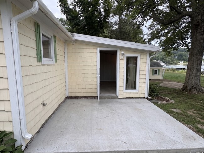 Building Photo - 1353 N Cedar Lane Rd