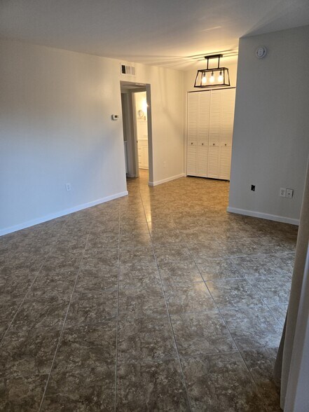 Building Photo - 2304 Ringling Blvd