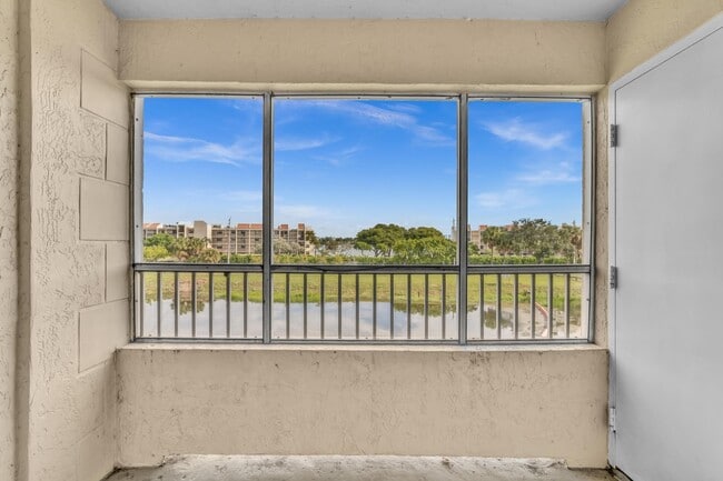 Building Photo - 2841 N Oakland Forest Dr