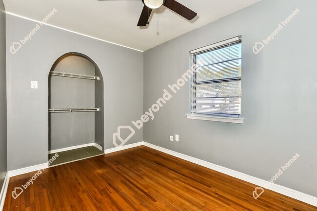 Building Photo - Beautifully Renovated 3 Bedroom 1.5 Bath -...