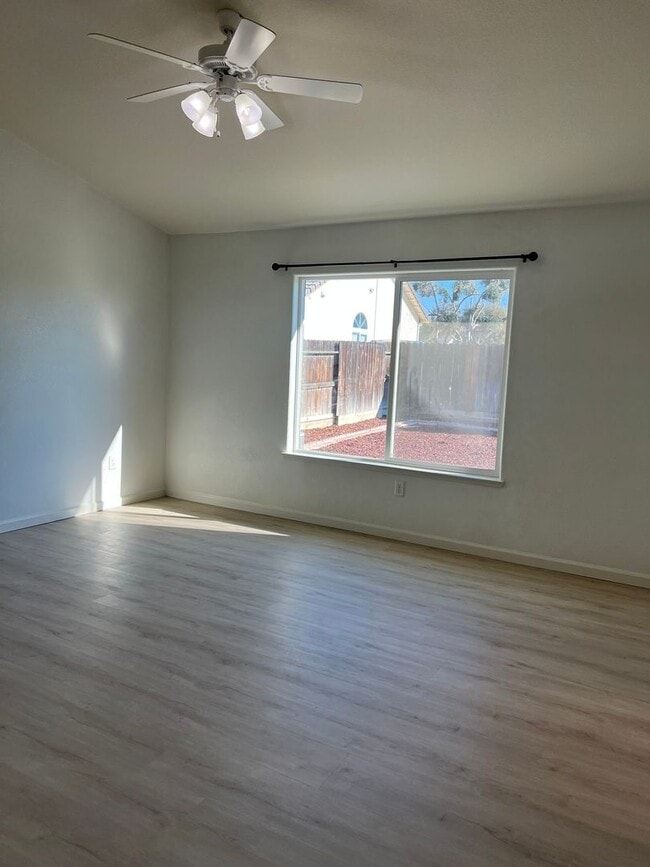 Building Photo - Available NOW! SPECIAL $500 off 1st months rent