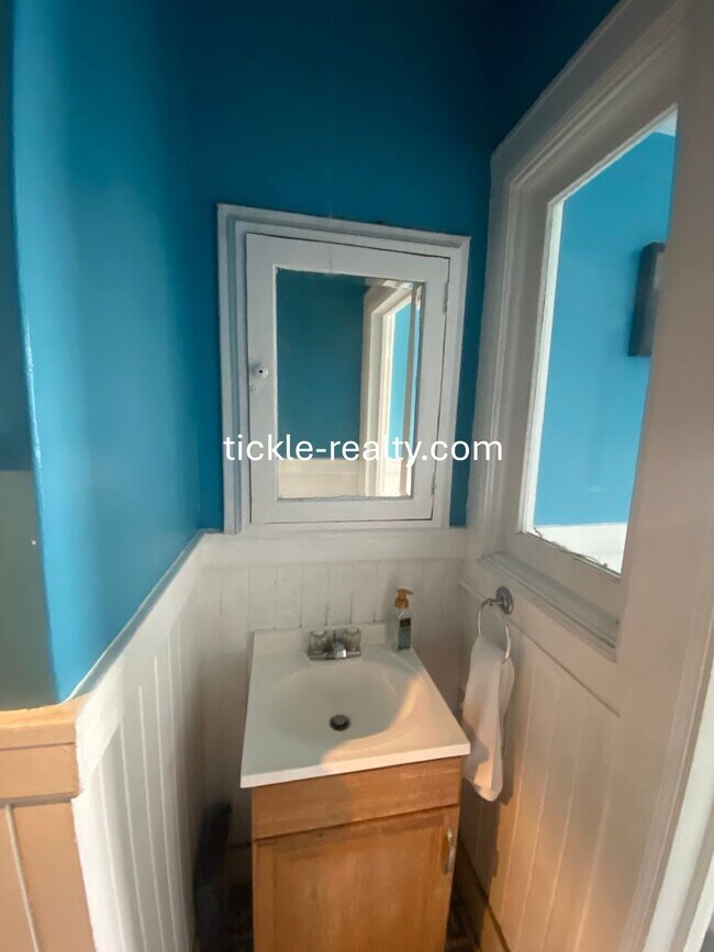 Building Photo - Large 2 Bedroom in Swillburg - Covered Porch