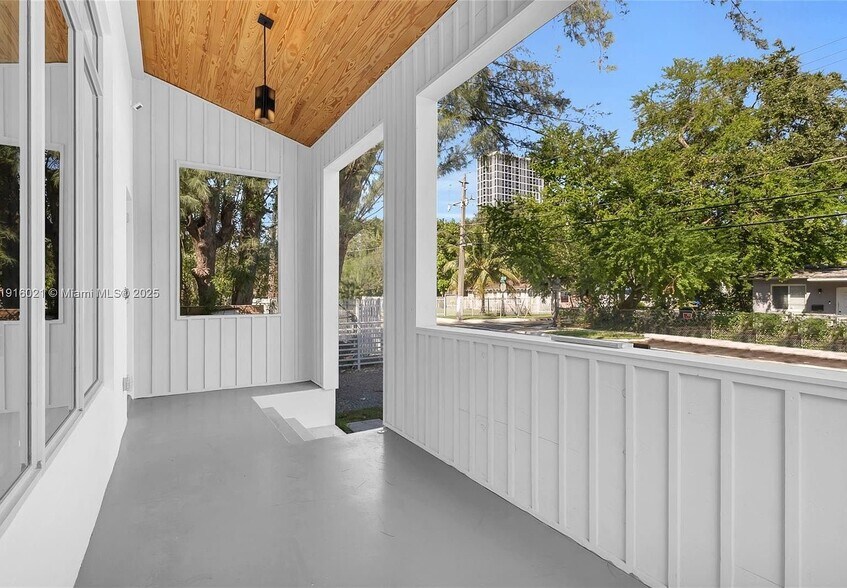 Building Photo - 3204 Plaza St