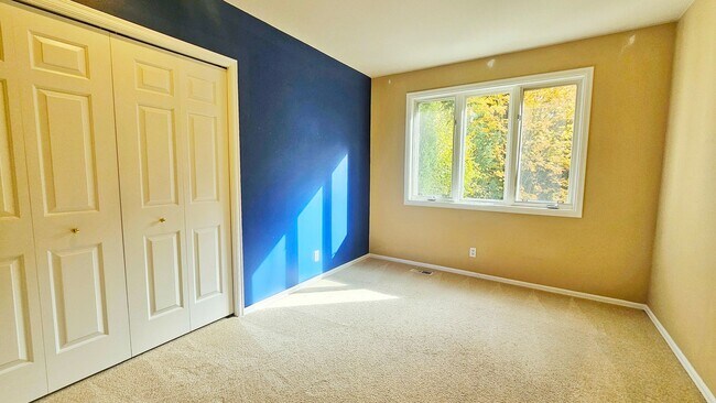 Building Photo - Beautiful 4 Bed 2.5 Bath  3190 sq ft Home ...