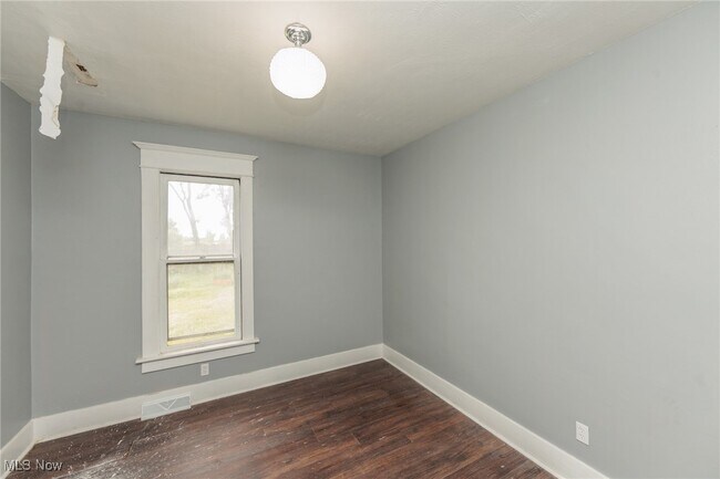 Building Photo - 1226 W Erie Ave