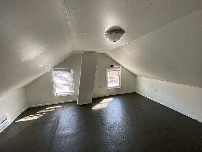 Building Photo - 714 W Clarke Ave