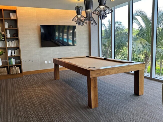 Building Photo - Luxury 2BR + Den Residence with Panoramic ...