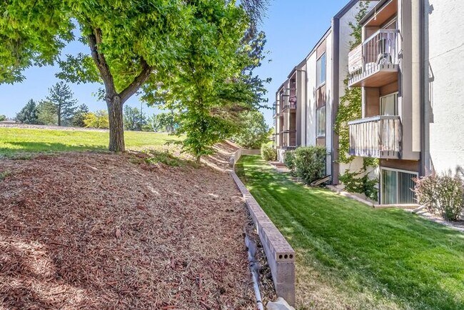 Building Photo - Easy Living Starts Here | 2 Bedroom Lakeside Condo