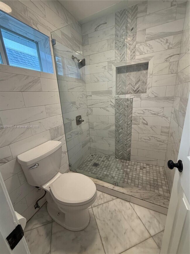 Building Photo - 824 SW 12th Pl