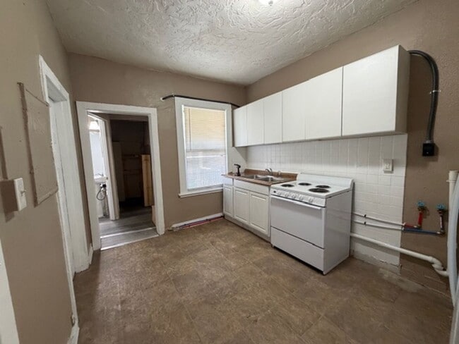 Building Photo - Lovely 2 Bedroom / 1 Bath for Rent - Section 8 Welcome
