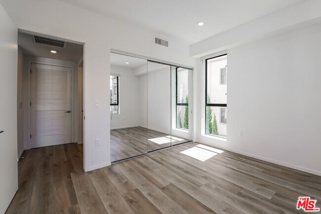 Building Photo - 521 N Gramercy Pl