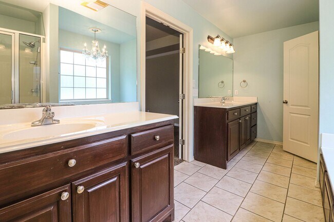 Building Photo - New vinyl plank in bedrooms, hall, new paint, new heat & air conditioning system 2025, large livi...