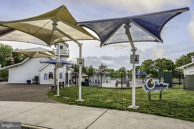 Building Photo - 6206 Hillview Ave
